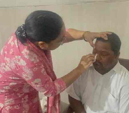 पंजाब की कैबिनेट मंत्री डॉ. बलजीत कौर ने दिमागी तौर पर कमजोर मरीज गुरजीत सिंह की आंख का किया सफल ऑपरेशन